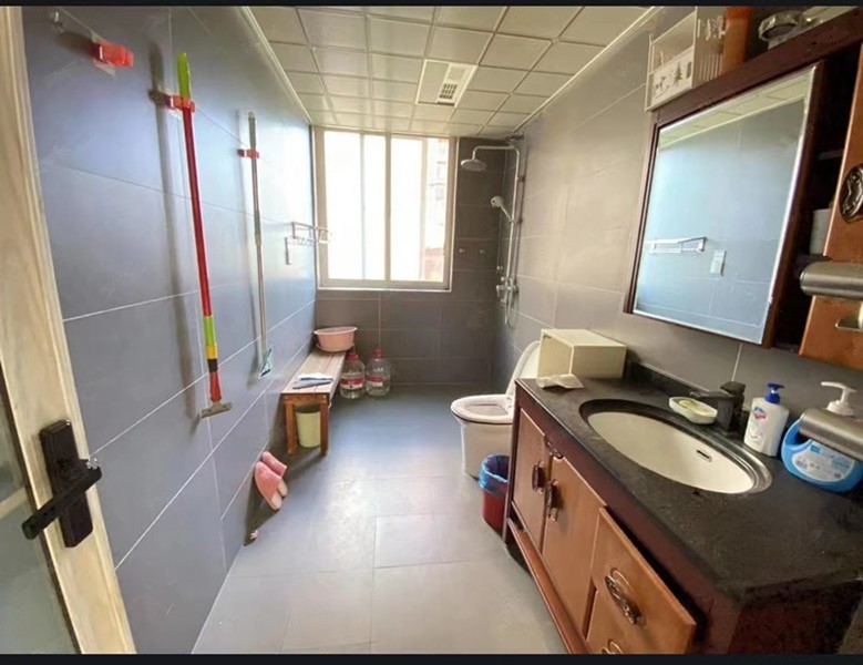 出售高新四路繁华地段城市公馆三室精装房