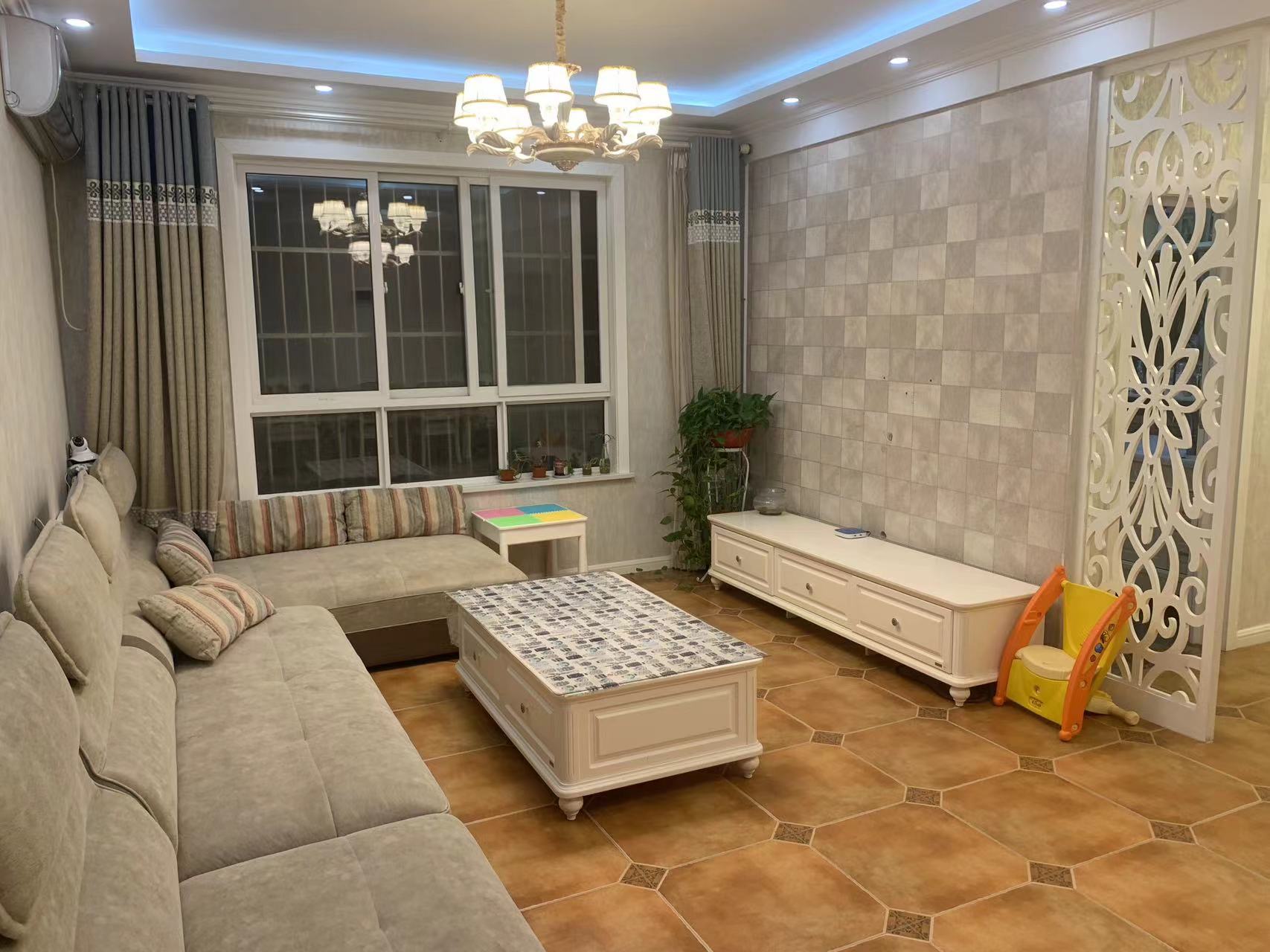 出售宝鸡市金台区圣世兰亭105平米，大两室，精装二手房