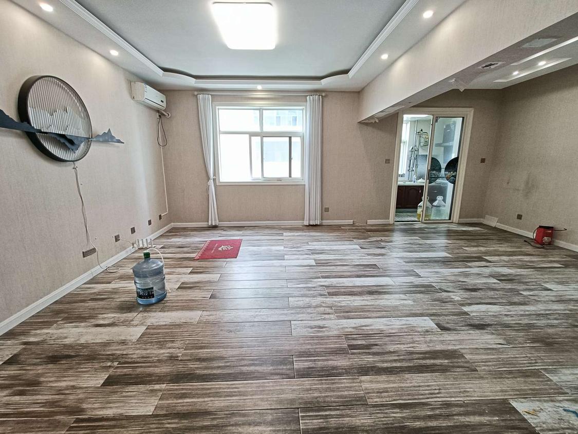 出售 世纪荟萃广场 141平 简装三室 高层中间楼层