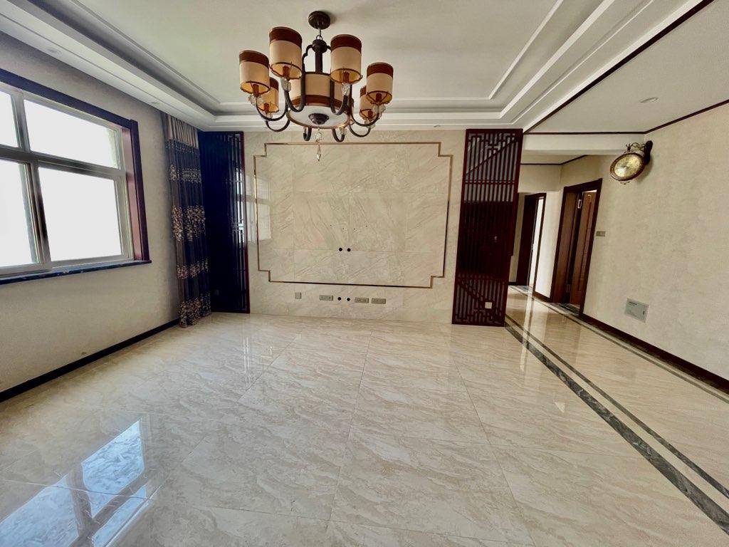 出售 世纪荟萃广场 140平 精装三室 高层中间楼层