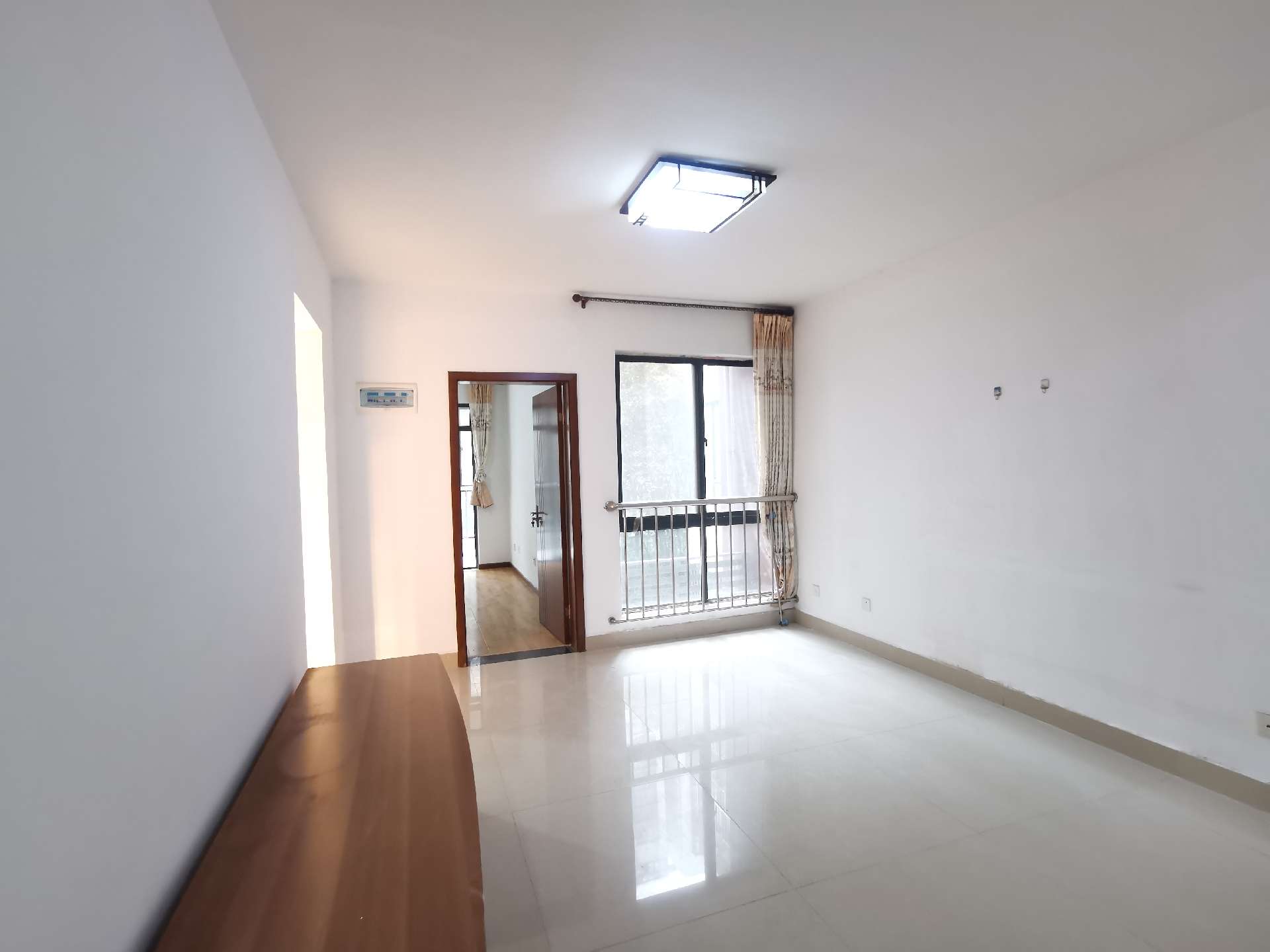 出售高新五路 新起点两室 中间楼层 有房本可按揭 二手房