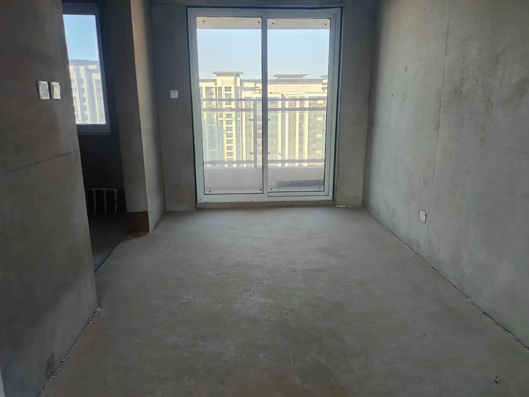 出售宝鸡市高新区凌云现代城136平米，大三室，毛坯，二手房