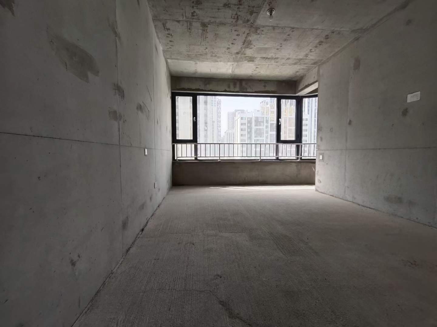 东高新四路 周边近学校 近市场 配套齐全 交通便利 可看房