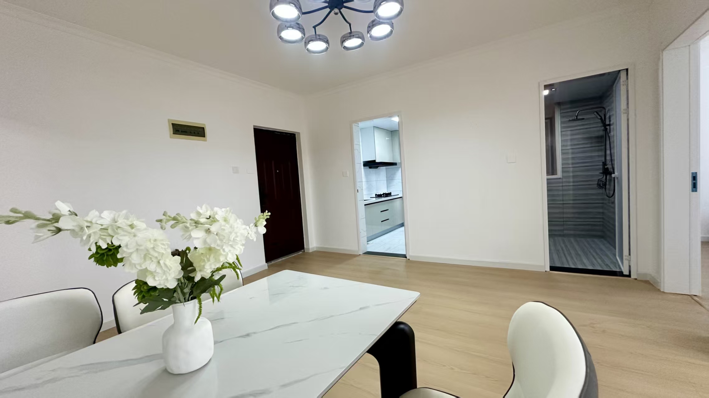 出售宝鸡市高新区在水一方，大两室，精装修，二手房