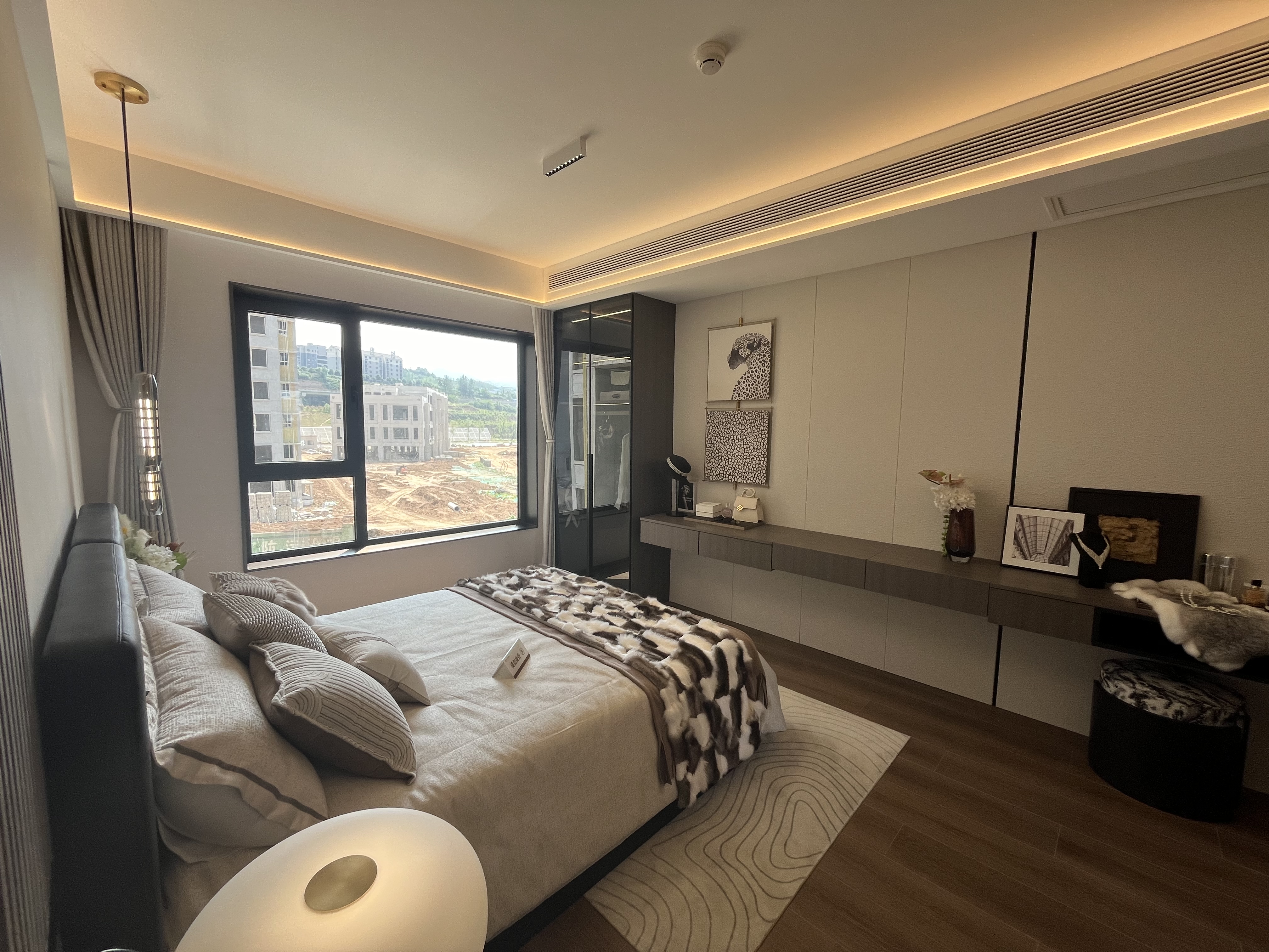 宝鸡二手工抵房 宝鸡轩苑雍华公馆三室 比售楼部便宜10万起