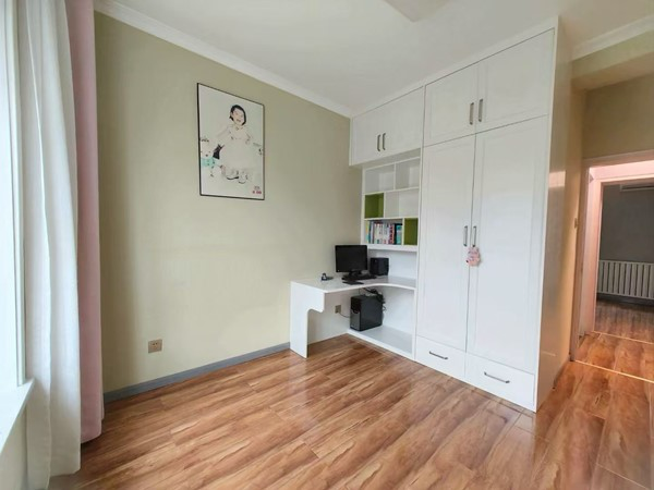 出售新福路 百翠园电梯小高层 三室精装修 可按揭 二手房出售理由：因房东在外地发展，着急出手换房子，房子有房本，手续齐全