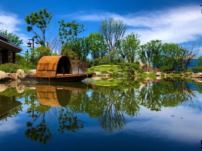 院子圈住一片自然，就变成了另一个家